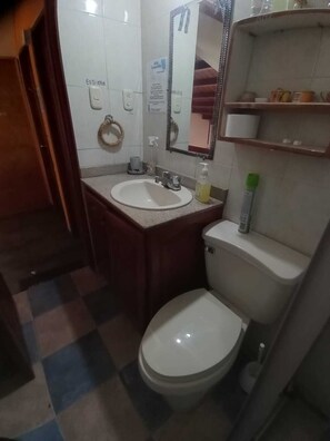 Familiekamer, 1 slaapkamer | Badkamer | Een douche, handdoeken, zeep, toiletpapier