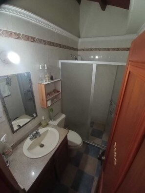 Family Room, 1 Bedroom | Bathroom | Shower, towels, soap, toilet paper - CASA HOSTAL Cartegena (Cartagena)