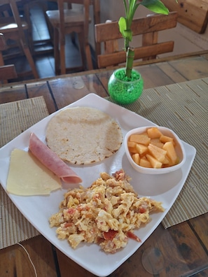 Café da manhã feito na hora todos os dias mediante uma taxa