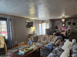 Smart TV, DVD player, books, printers - Charming Family 1-level and pet-friendly Home (Austin)