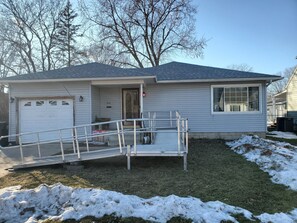 Exterior - Charming Family 1-level and pet-friendly Home (Austin)