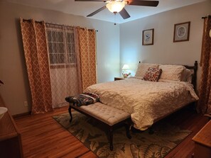3 bedrooms, in-room safe, desk, iron/ironing board - Charming Family 1-level and pet-friendly Home (Austin)