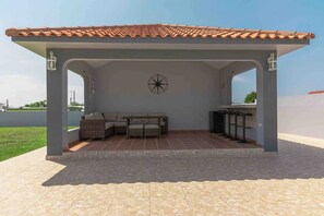 Terrace/patio - Kasa Loza - Solar-Powered Villa Near Airport & Top Beaches (Camaceyes)