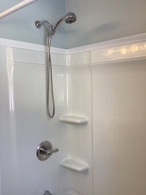 Shower, hair dryer, bidet, towels - Newly renovated, large home, private, wooded area, beautiful river, pet friendly (Alpena)