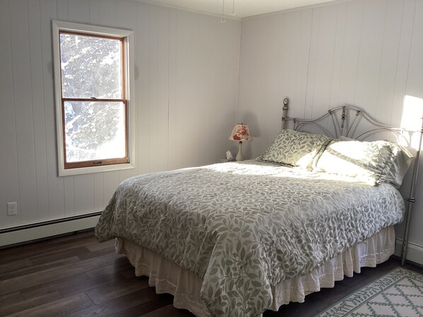 6 bedrooms, desk, iron/ironing board, free WiFi