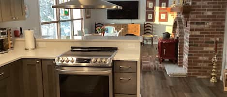 Réfrigérateur, four à micro-ondes, un four, surface de cuisson