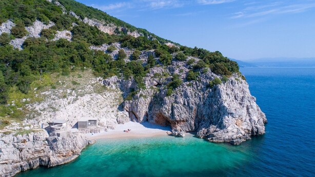 A coastal area with rocky cliffs, a beach, and clear blue water. - Apartment Melani (Kvarner - Mošćenička Draga) (Mošćenička Draga)