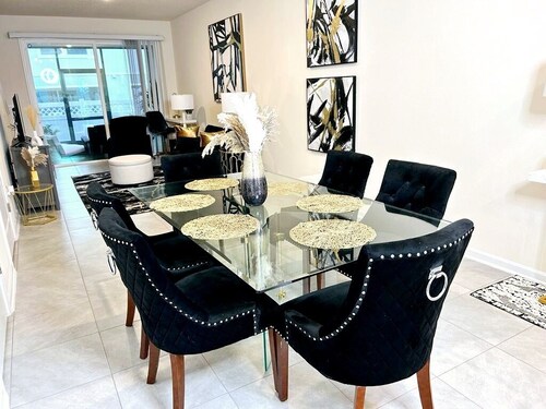 Family-sized townhome, mins from wedding venue & shopping @ Oakleaf Town Center