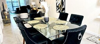 Family-sized townhome, mins from wedding venue & shopping @ Oakleaf Town Center