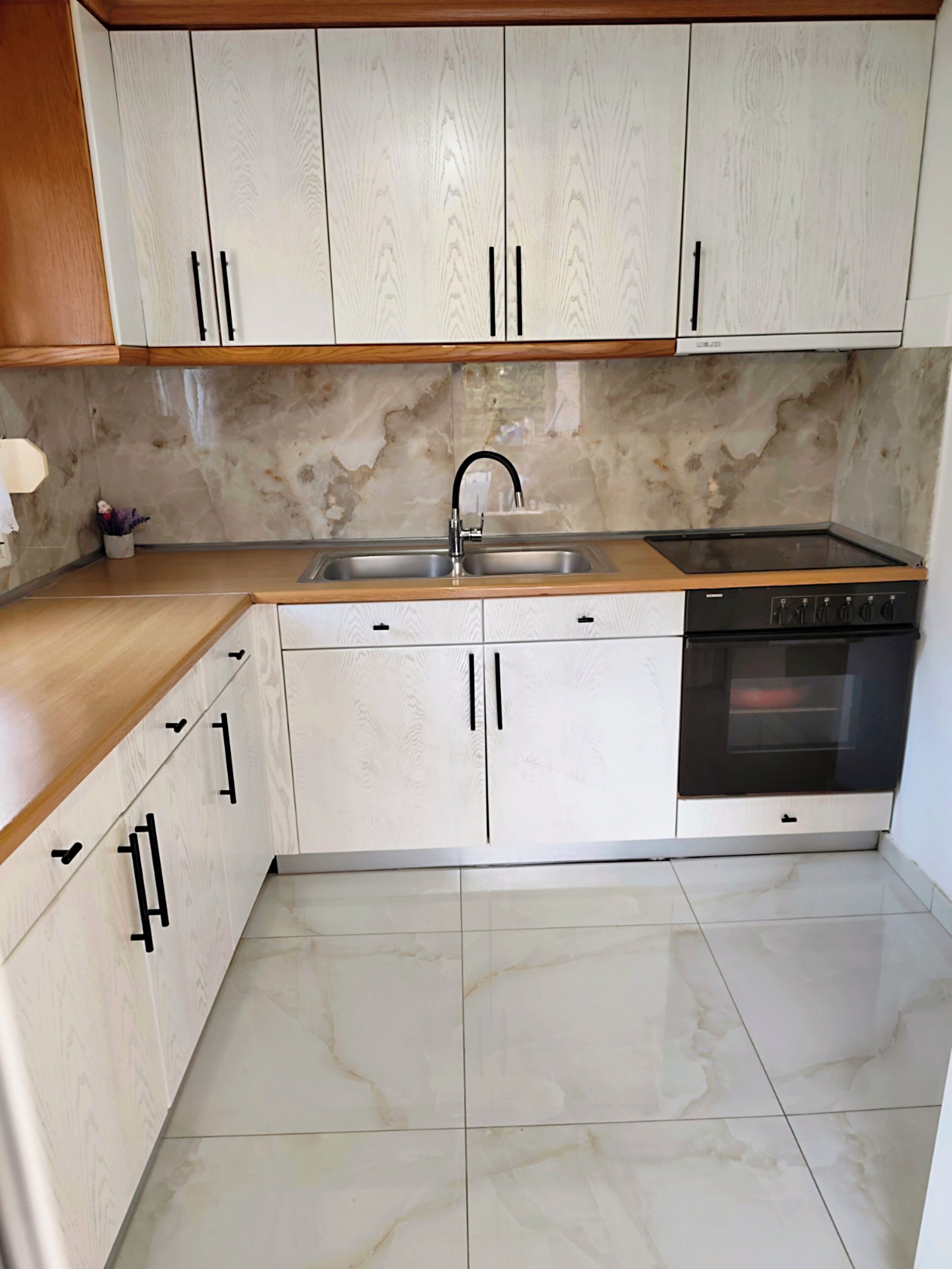 Geladeira, fogão, cafeteira/chaleira, chaleira elétrica