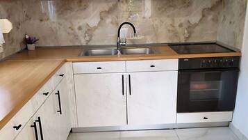 Geladeira, fogão, cafeteira/chaleira, chaleira elétrica