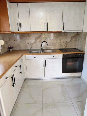 Réfrigérateur, four, cafetière/bouilloire, bouilloire électrique