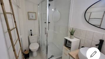 Een haardroger, zeep, toiletpapier