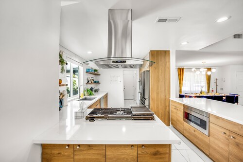 Luxurious San Bernardino House with Private Pool 5 Min to Yaamava Casino