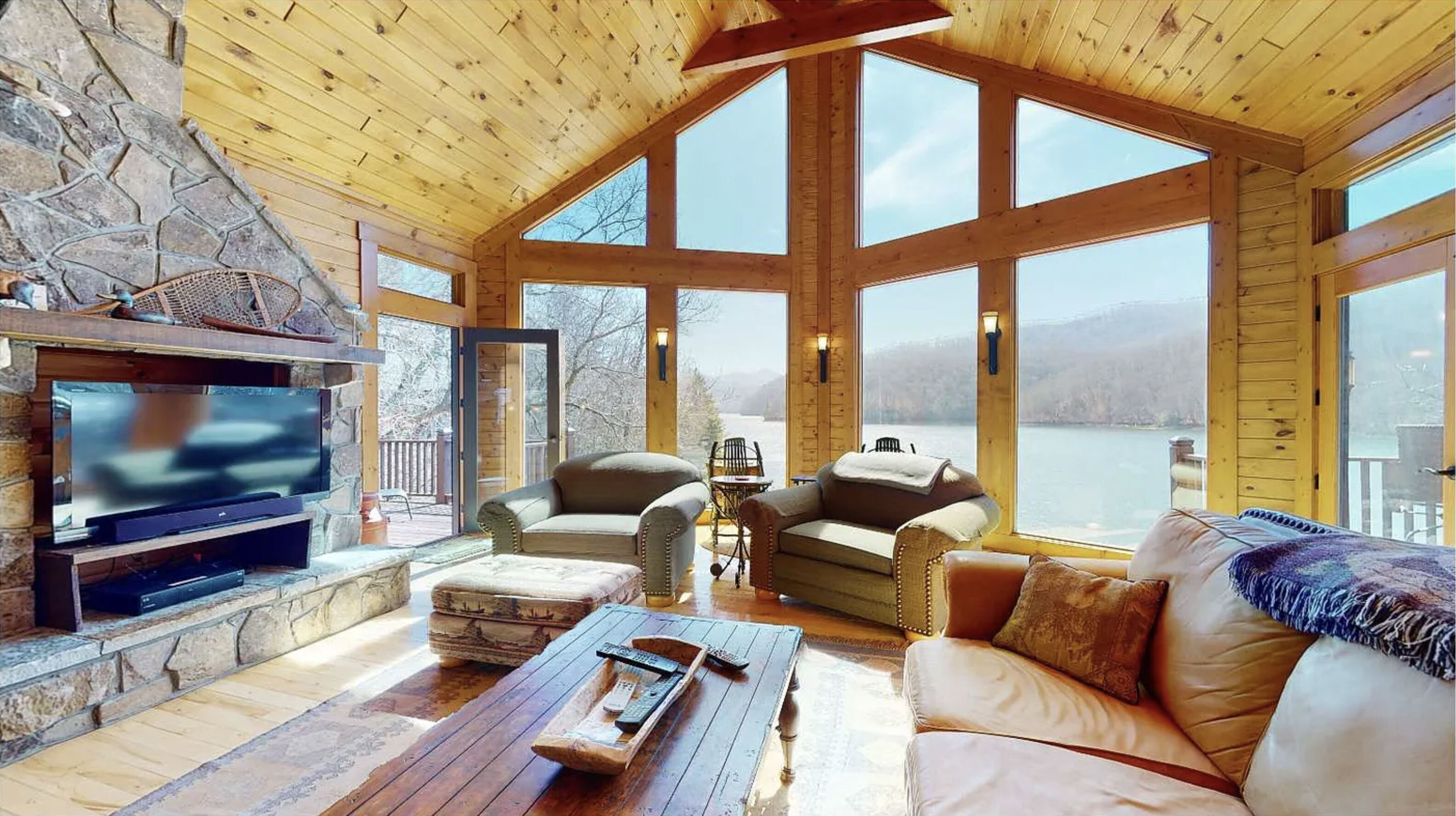 Lakefront Refuge Cozy, Private Home and Dock on the Pristine Lake