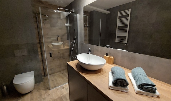 Regadera, amenidades de baño gratuitas, secadora de cabello, batas