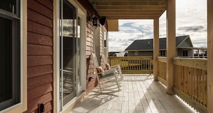 River & Charm: 2 Homes, on 10 Acres Near Clayton