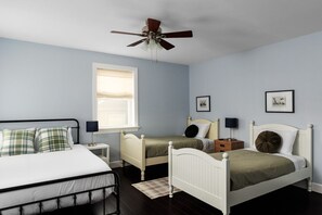 4 dormitorios, escritorio, tabla de planchar con plancha y cuna de viaje