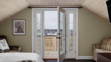 4 chambres, bureau, fer et planche à repasser, lit parapluie