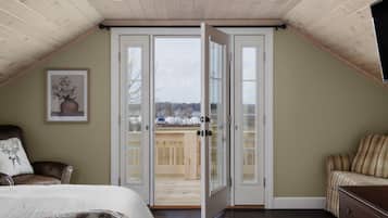 3 soverom, skrivebord, strykejern/-brett og reiseseng for barn