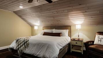 3 soverom, skrivebord, strykejern/-brett og reiseseng for barn