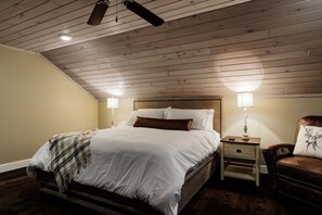 3 bedrooms, desk, iron/ironing board, travel cot - Updated home near river with large yard (Clayton)