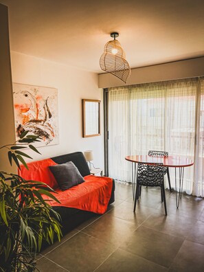 Una televisión, libros