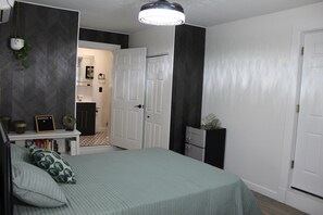 Room - Garage studio apartment with putting green and plenty of onsite parking.  (St. Petersburg)