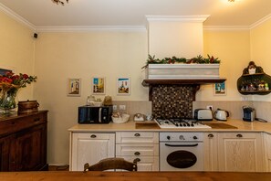 Kühlschrank, Ofen, Herdplatte, Kochgeschirr/Geschirr/Besteck