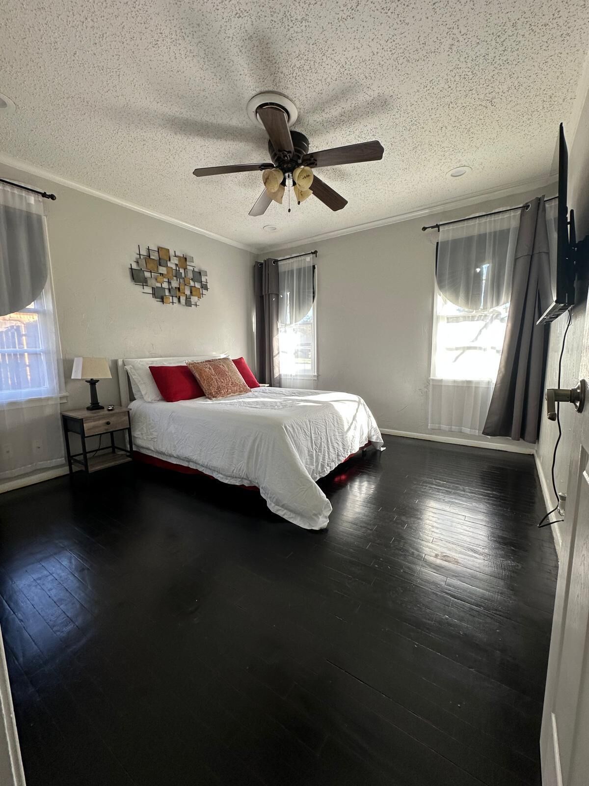 3 bedrooms, in-room safe, iron/ironing board, free WiFi