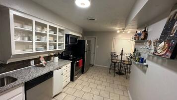 Lemari es, microwave, oven, dan kompor