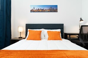 1 bedroom, desk, iron/ironing board, WiFi - Artistic Loft Rooftop  | 13 mins DT | 4 mins Lake (Chicago)