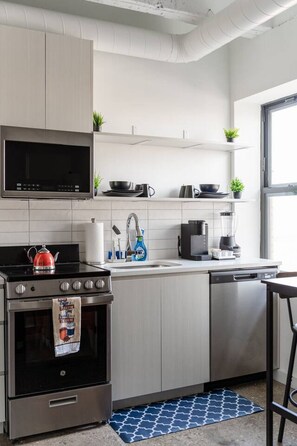 Fridge, microwave, oven, stovetop - Artistic Loft Rooftop  | 13 mins DT | 4 mins Lake (Chicago)