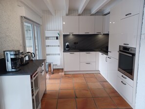 Fridge, microwave, oven, stovetop - Charmante Maison à Bourisp (Bourisp)