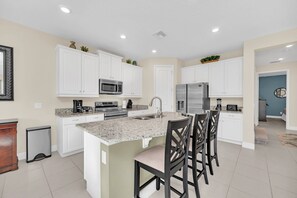 Kylskåp, mikrovågsugn, ugn och spishäll