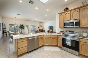 Fridge, microwave, oven, stovetop - Southwest Oasis with Pool & Views (Las Cruces)