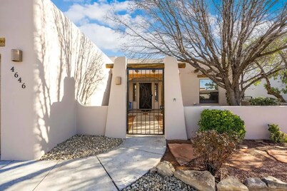 Las Cruces Southwest Charm with Pool, Hot Tub & Mountain Views