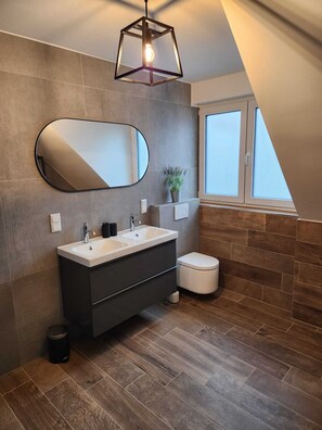 シャワー、タオル、石鹸、トイレットペーパー