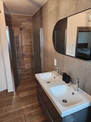 Douche, serviettes fournies, savon, papier de toilette
