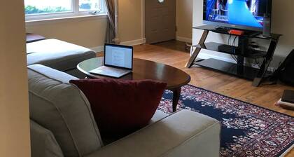 Private home with fenced yard, confortable with a deck in backyard