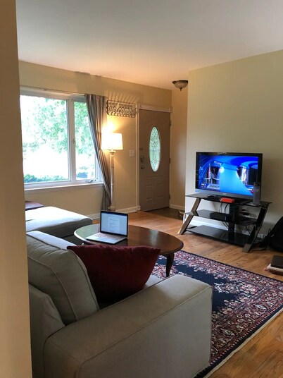 Private home with fenced yard, confortable with a deck in backyard
