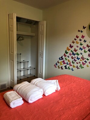 3 bedrooms, iron/ironing board, WiFi, bed sheets - Private home with fenced yard, confortable with a deck in backyard
 (Ann Arbor)