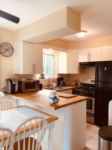 Private home with fenced yard, confortable with a deck in backyard
