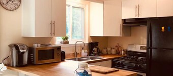 Private home with fenced yard, confortable with a deck in backyard
