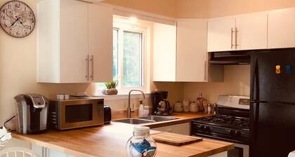 Private home with fenced yard, confortable with a deck in backyard