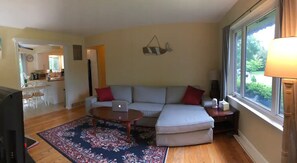 Living area - Private home with fenced yard, confortable with a deck in backyard
 (Ann Arbor)