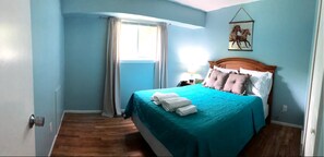 3 bedrooms, iron/ironing board, WiFi, bed sheets - Private home with fenced yard, confortable with a deck in backyard
 (Ann Arbor)