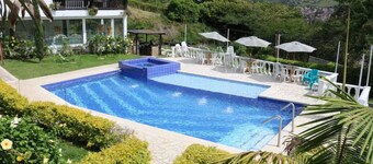 20 minutes from the city! Family-sized Farmhouse with pool & sauna!