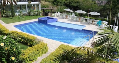 20 minutes from the city! Family-sized Farmhouse with pool & sauna!