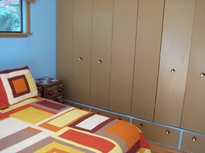 3 bedrooms, iron/ironing board, bed sheets